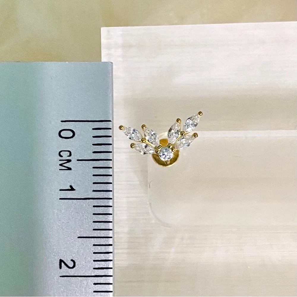 Elegant Gold and zircon Leaf Stud Earring